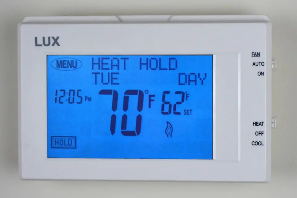 A programmable thermostat can save up to $180 a year.The Environmental Protection Agency (EPA) recommends that homeowners install a programmable thermostat in order to reduce their energy use.