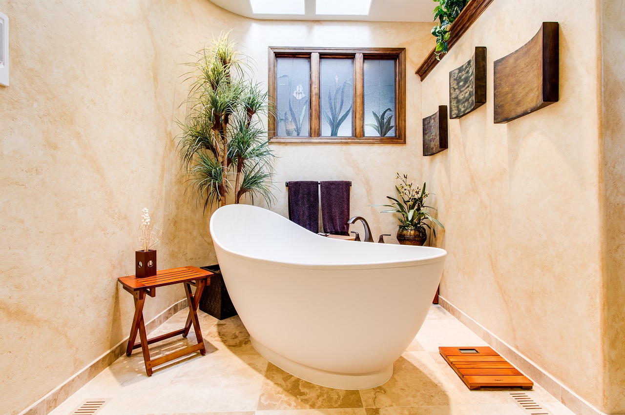 bathroom with bathtub 